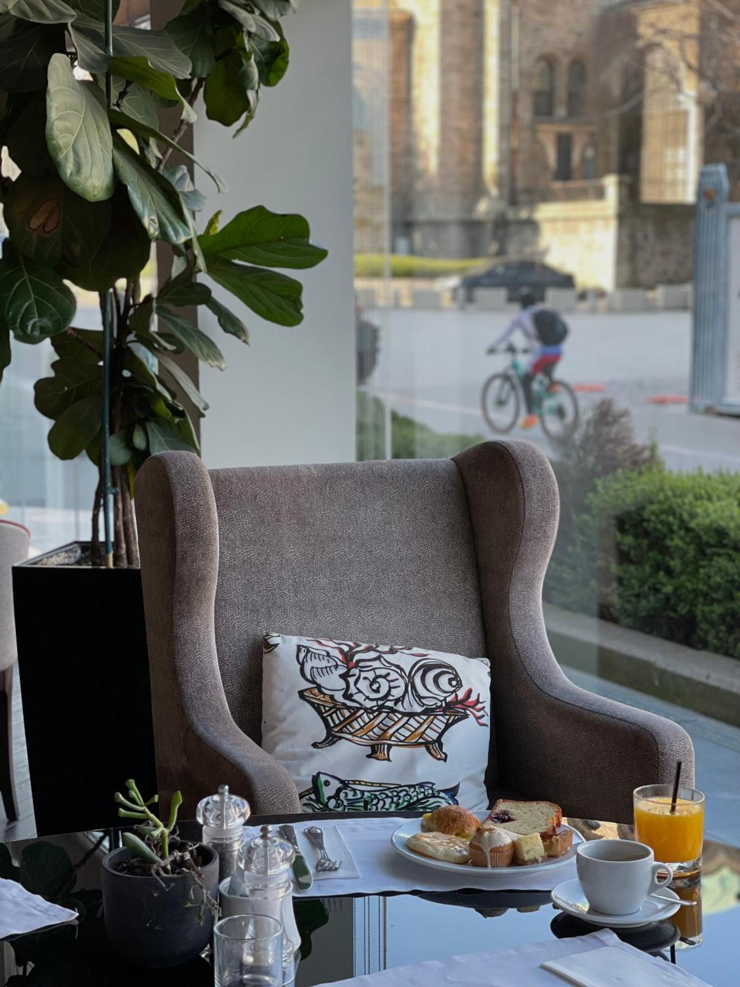 София Хотел Балкан, хотел от луксозната колекция Екстериор снимка A chair with a cushion