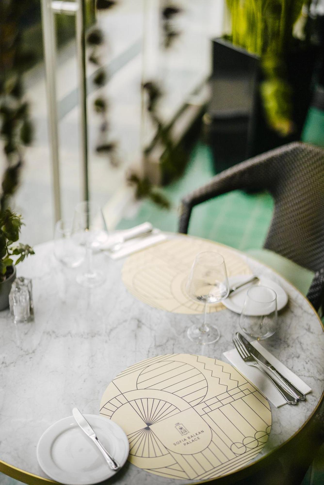 София Хотел Балкан, хотел от луксозната колекция Екстериор снимка A table at a restaurant
