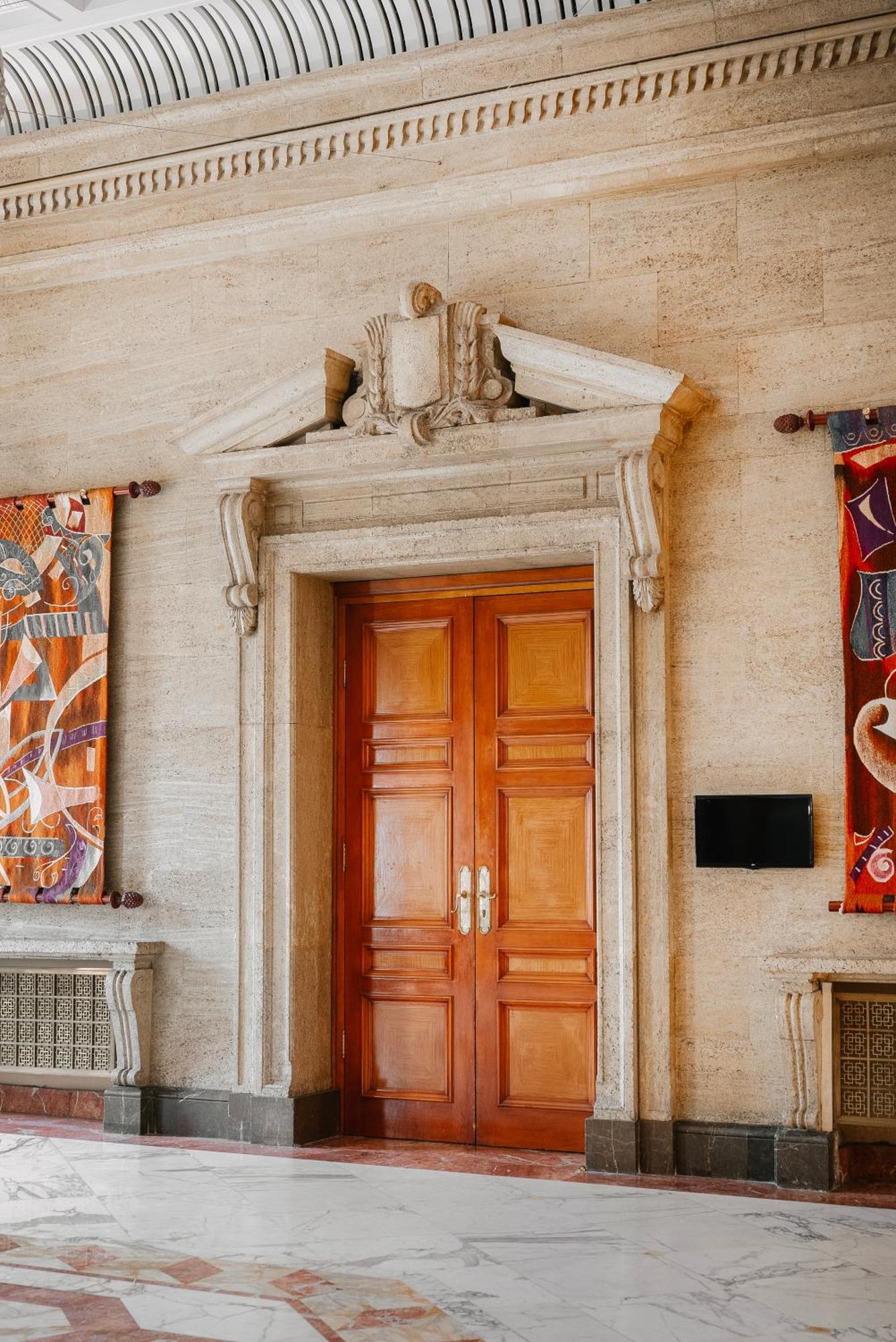 София Хотел Балкан, хотел от луксозната колекция Екстериор снимка The door of the sacristy