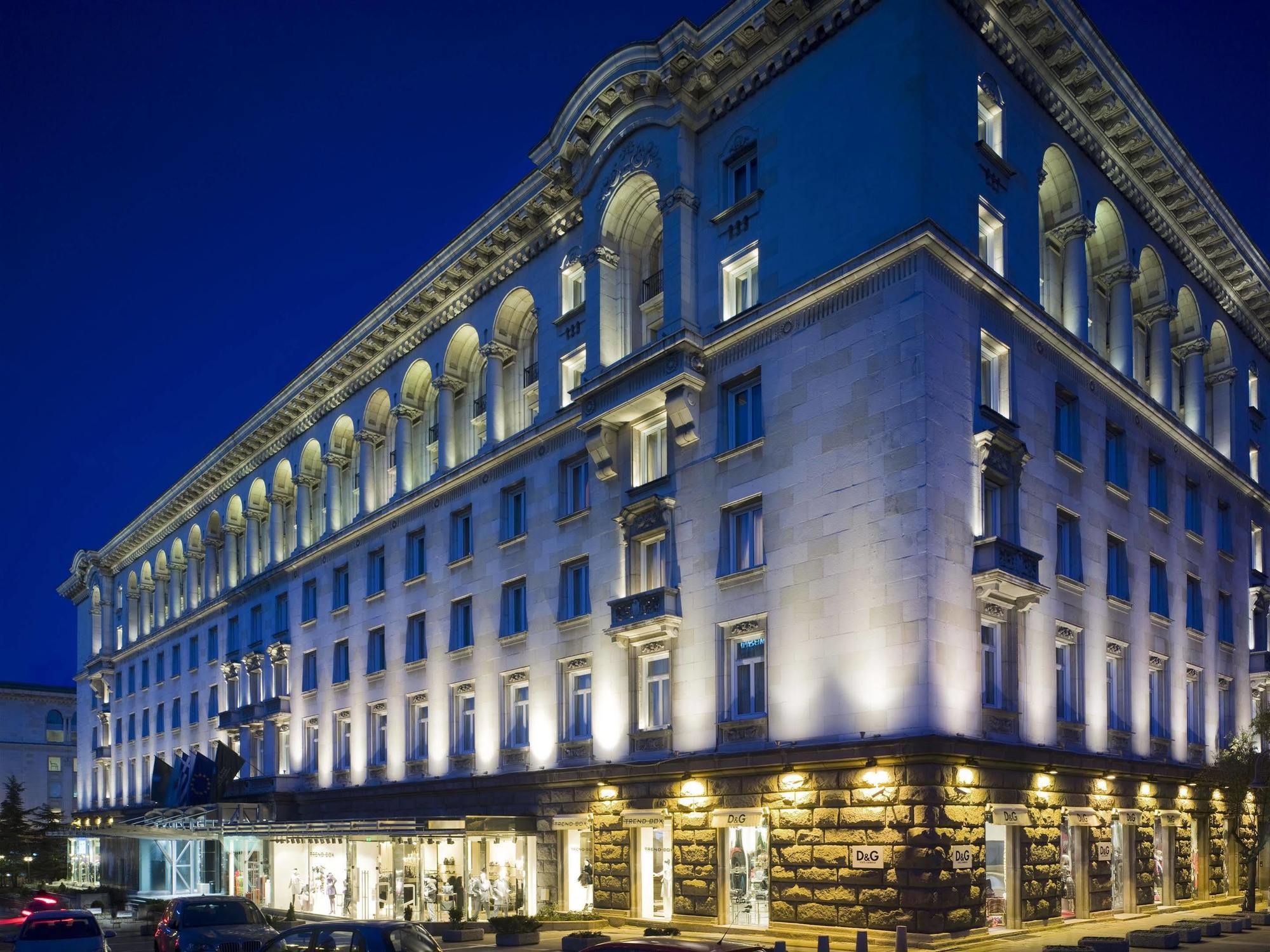 София Хотел Балкан, хотел от луксозната колекция Екстериор снимка The hotel at night