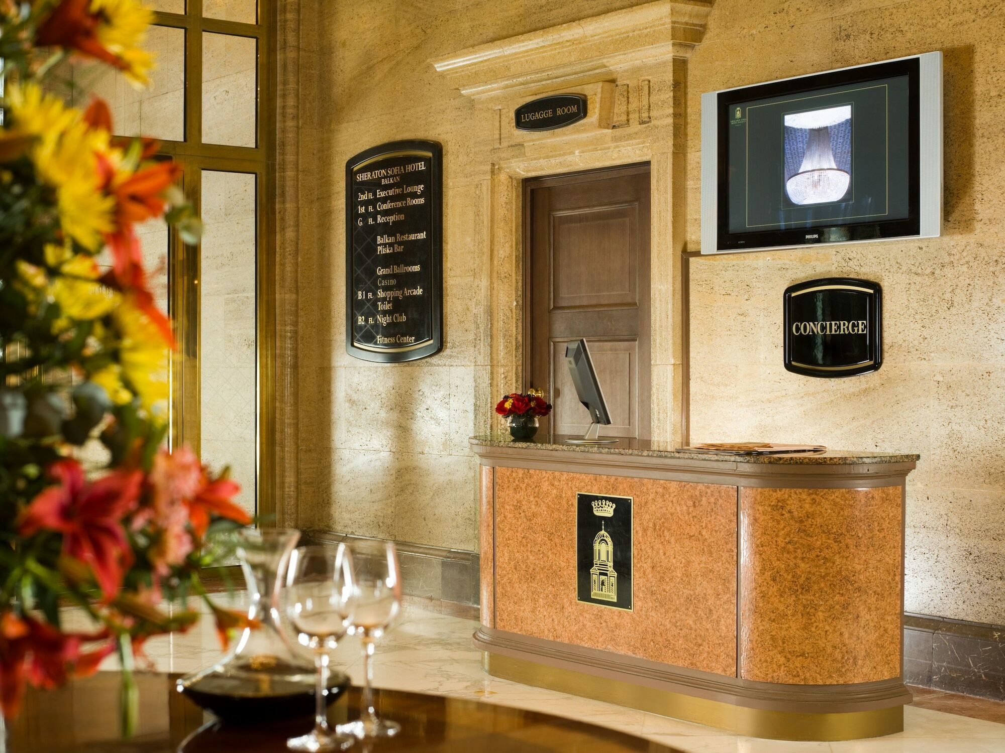 София Хотел Балкан, хотел от луксозната колекция Екстериор снимка Concierge desk at a hotel